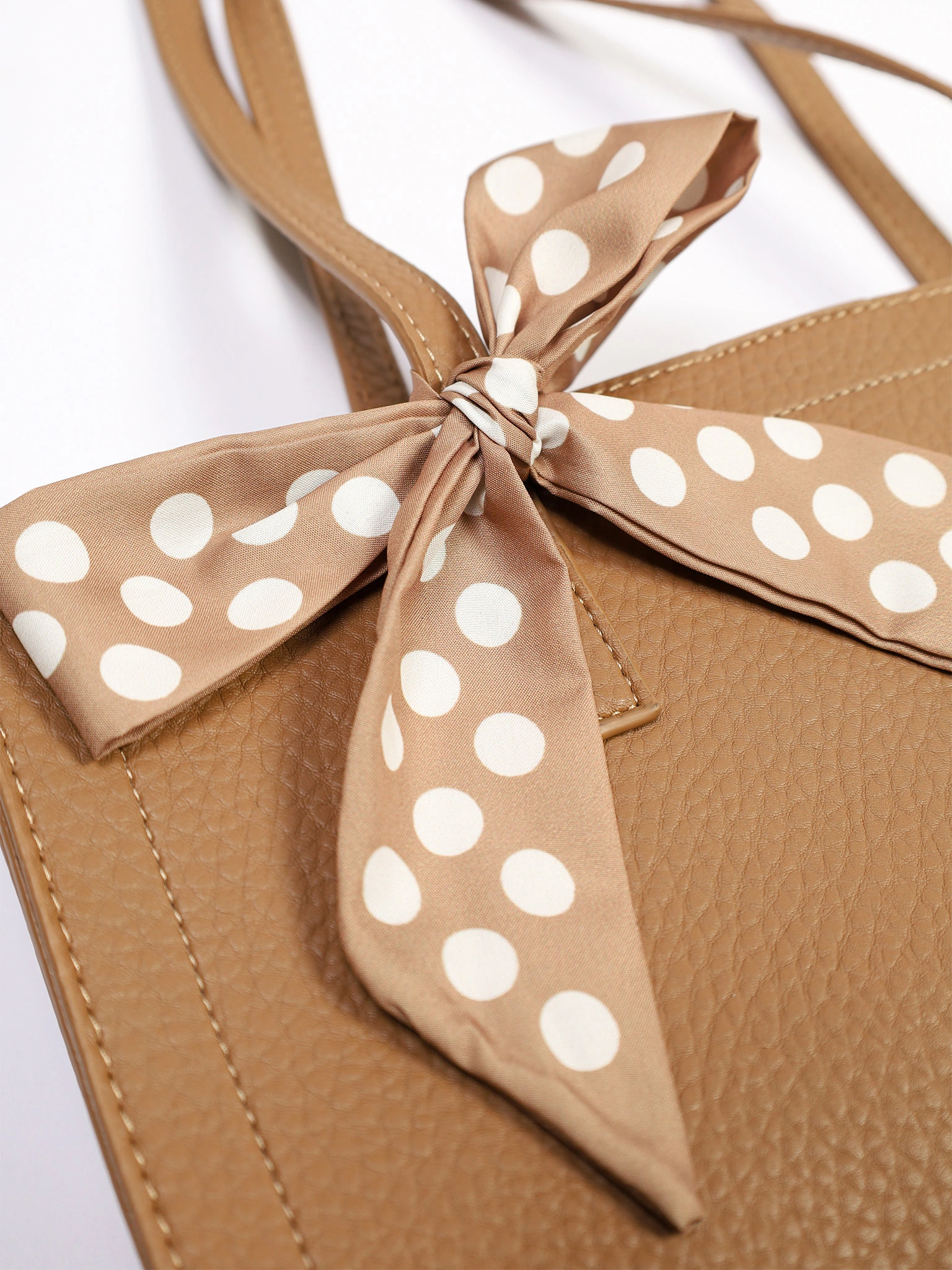 Сумка-тоут с плоскими ручками с декоративным платком в ассортименте